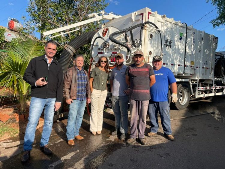 Equipe de Presidente Prudente visita Paranavaí para conhecer método de limpeza de bocas de lobo
