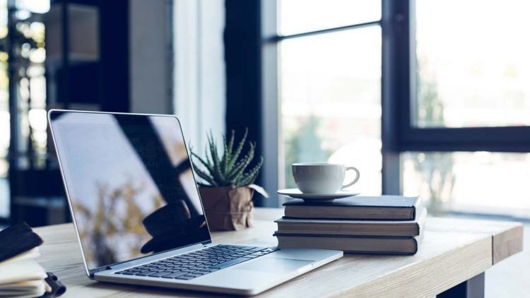 Em home office, mulher descobre que empresa a vigiava e é demitida nos EUA