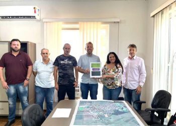 Prefeito recebe o Plano Estratégico do  ICMS Ecológico de São João do Caiuá