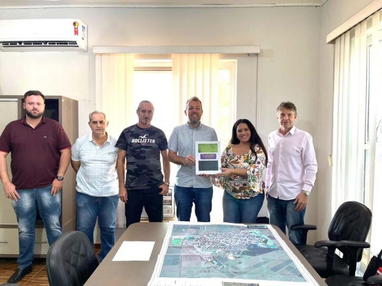 Prefeito recebe o Plano Estratégico do  ICMS Ecológico de São João do Caiuá