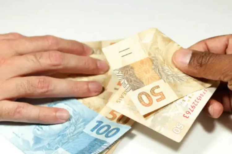 Homens armados levam dinheiro e cheques de funcionários de supermercado
