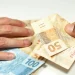 Homens armados levam dinheiro e cheques de funcionários de supermercado
