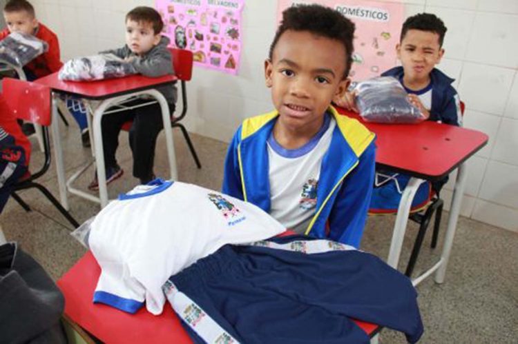 Paranavaí entrega kit com uniformes para quase 9 mil alunos