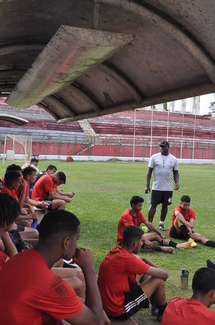 Jogando em casa, o ACP enfrenta o Paraná Clube pelo Paranaense neste domingo