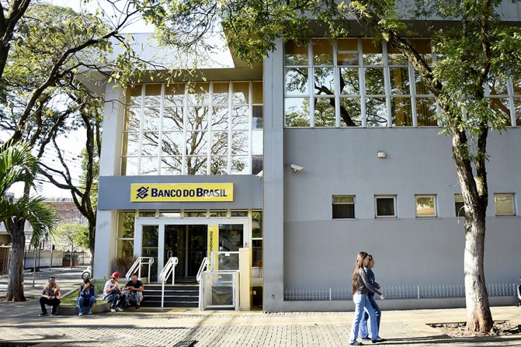 Em mobilização nacional, bancários de Paranavaí  atrasam início do atendimento em uma hora