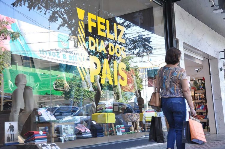 Abertura do comércio em horário estendido  deve impulsionar vendas para o Dia dos Pais