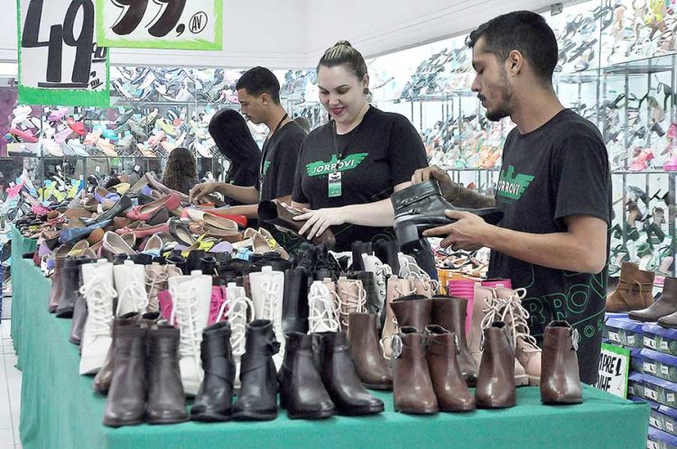 Com reajuste de 12%, piso salarial dos comerciários vai a quase R$ 1.750