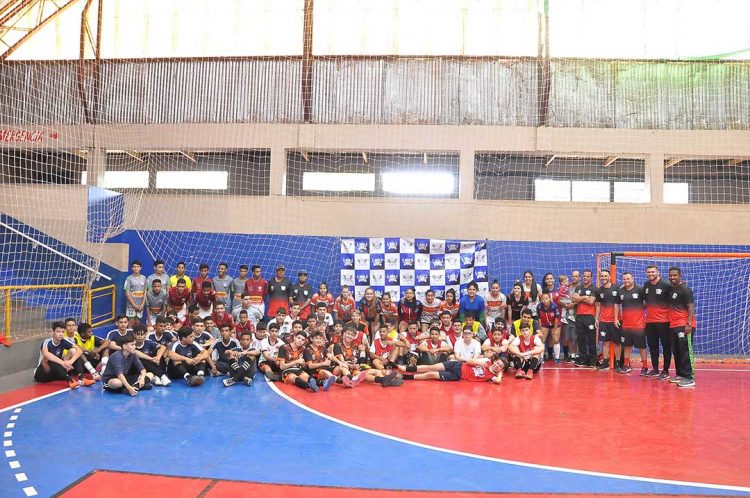 Jovens de Paranavaí participam do Festival de Futsal
