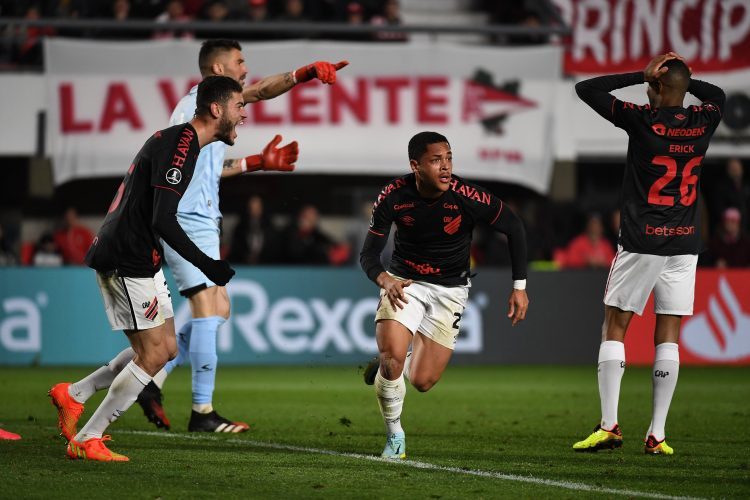 Athletico-PR segura pressão, vence Estudiantes no fim e vai encarar Palmeiras
