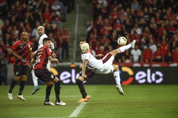 Pedro marca de bicicleta, e Flamengo elimina Athletico na Copa do Brasil