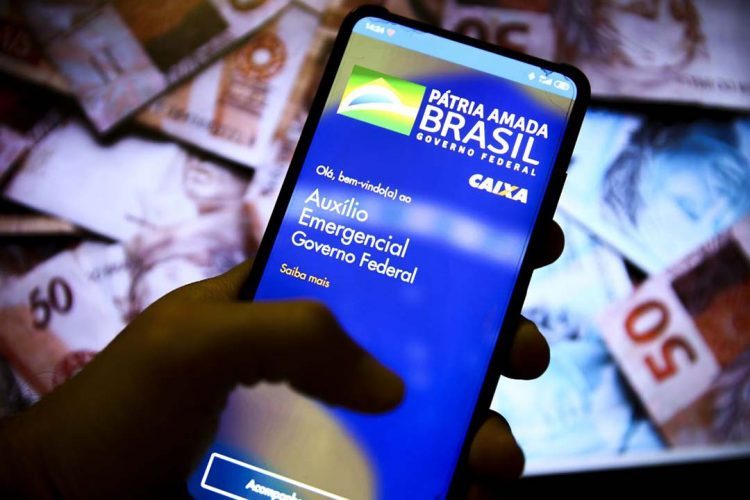 Valor do Auxílio Brasil é desafio para próxima gestão federal