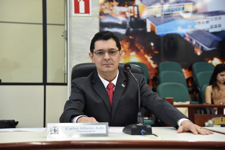 Professor Carlos: “Dar voz à população mais  penalizada pela ausência das políticas públicas”