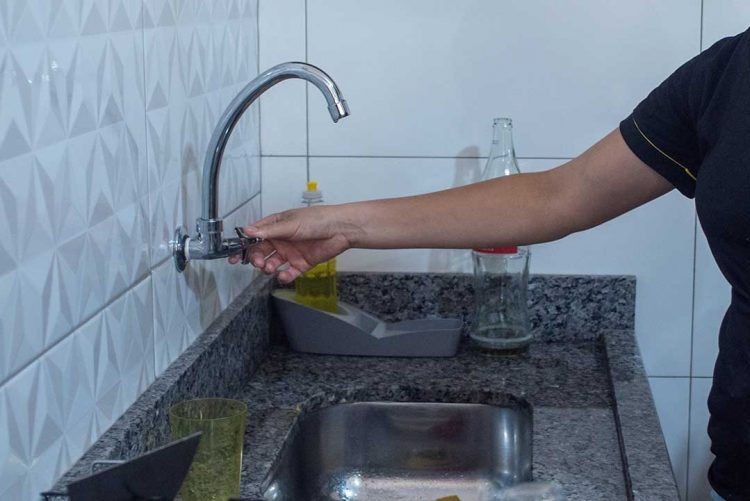 Pelo menos nove bairros ficarão sem água hoje, informa Sanepar