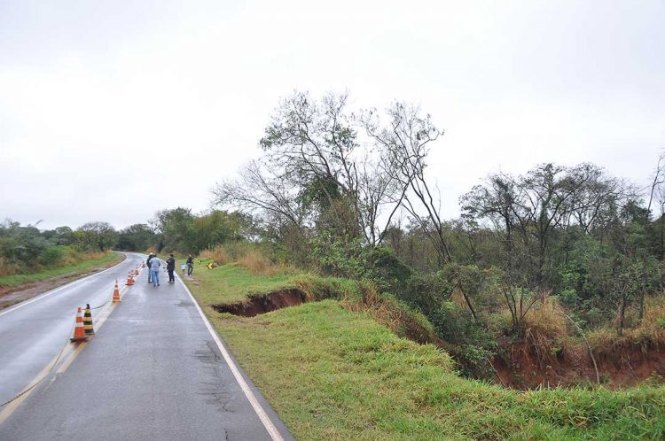 Erosão traz risco de desabamento na PR-492 e trecho da rodovia é interditado
