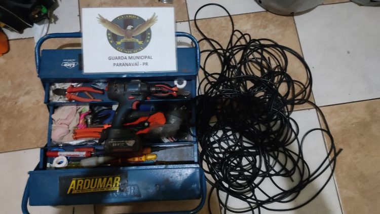 Jovem rouba caixa de ferramentas, joga em data abandonada e GM recupera