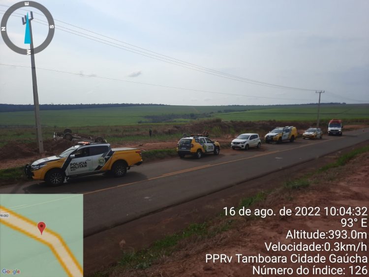 Jovem rouba caminhonete, tenta fugir e capota na PR-082