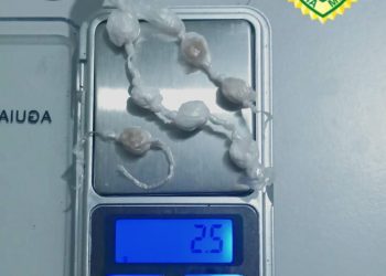 Policiais encaminham homem para a Delegacia por tráfico de drogas