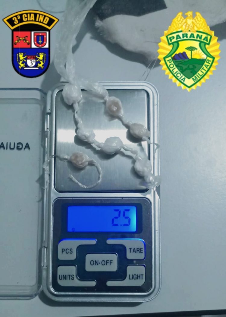 Policiais encaminham homem para a Delegacia por tráfico de drogas