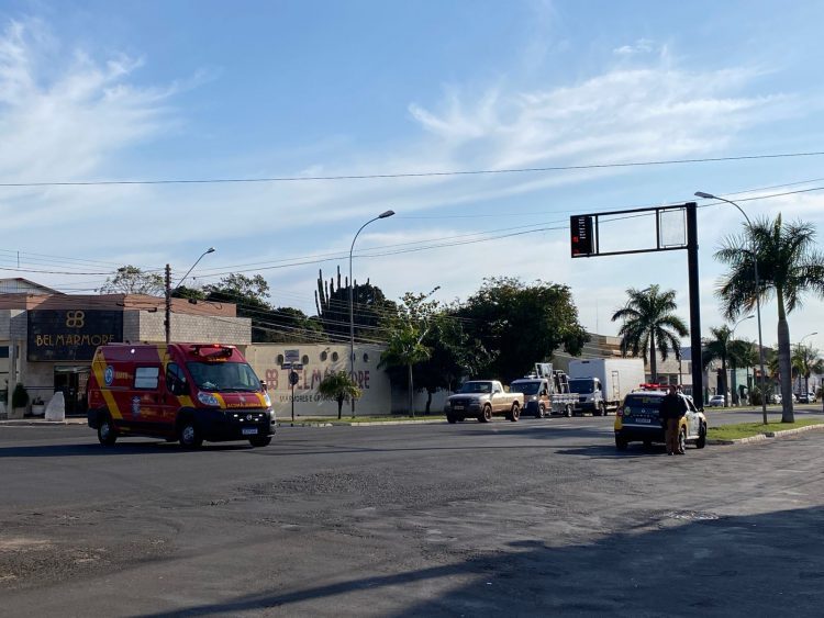 Motorista avança sinal vermelho e causa acidente na Av. Heitor Alencar Furtado