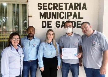 Ouvidoria de Saúde municipal homenageia funcionário com certificado de elogio