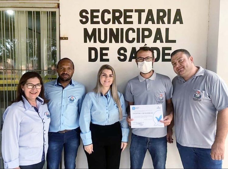 Ouvidoria de Saúde municipal homenageia funcionário com certificado de elogio