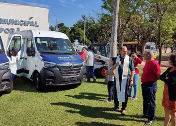 Prefeito realiza cerimônia de entrega  de novos veículos para a população