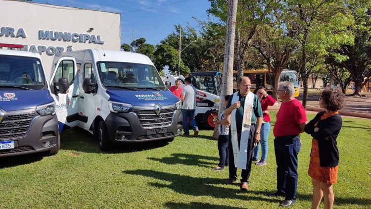 Prefeito realiza cerimônia de entrega  de novos veículos para a população