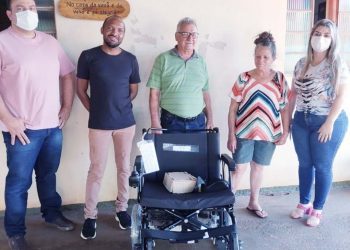 Prefeito Mauro Lemos realiza entrega  de cadeiras de rodas motorizada