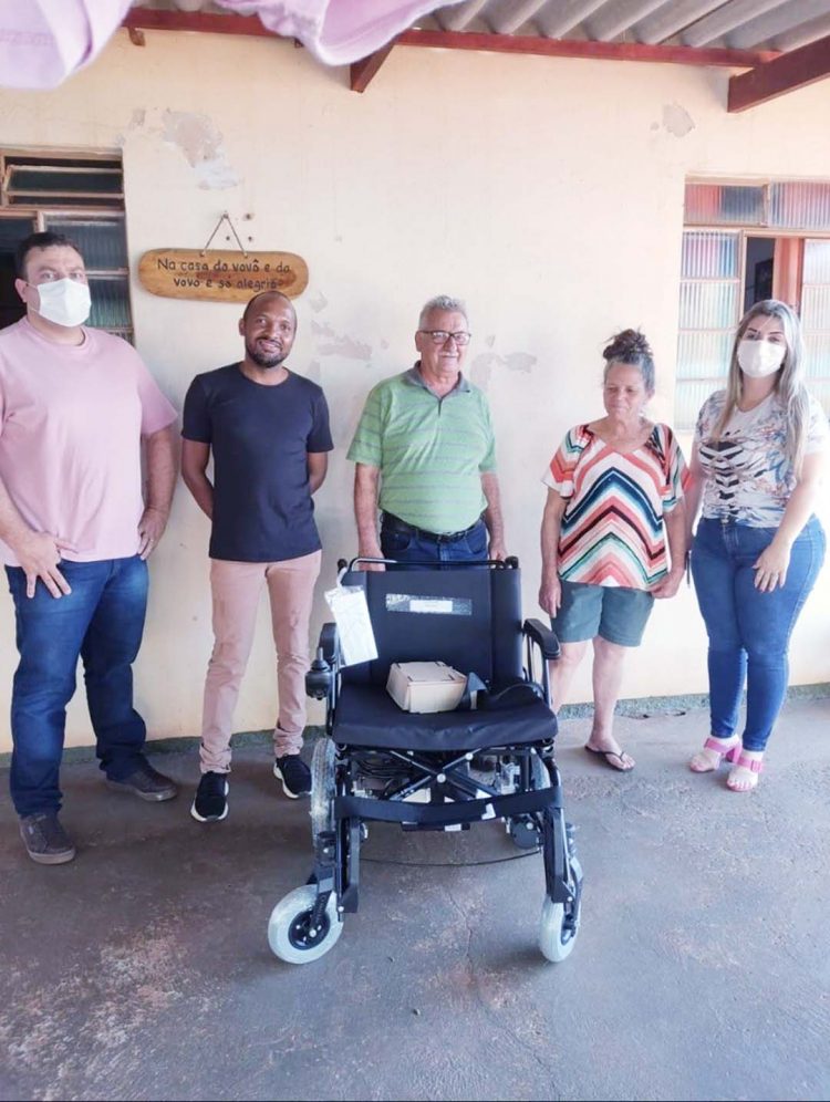 Prefeito Mauro Lemos realiza entrega de cadeiras de rodas motorizada