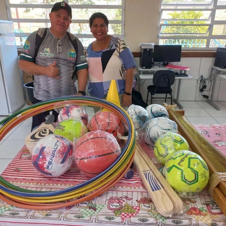 Escola Porto Rico ganha kit com materiais esportivos