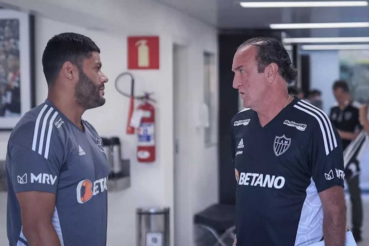 Torcida organizada cobra os jogadores  no CT e sobe tom com Vargas