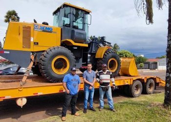 Prefeito Fabiano Travain entrega nova  pá carregadeira para a população