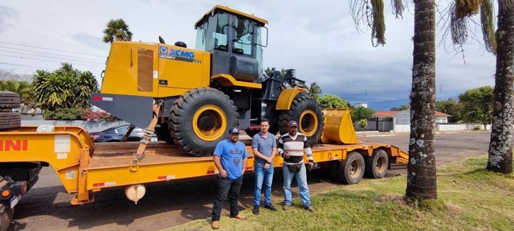Prefeito Fabiano Travain entrega nova  pá carregadeira para a população