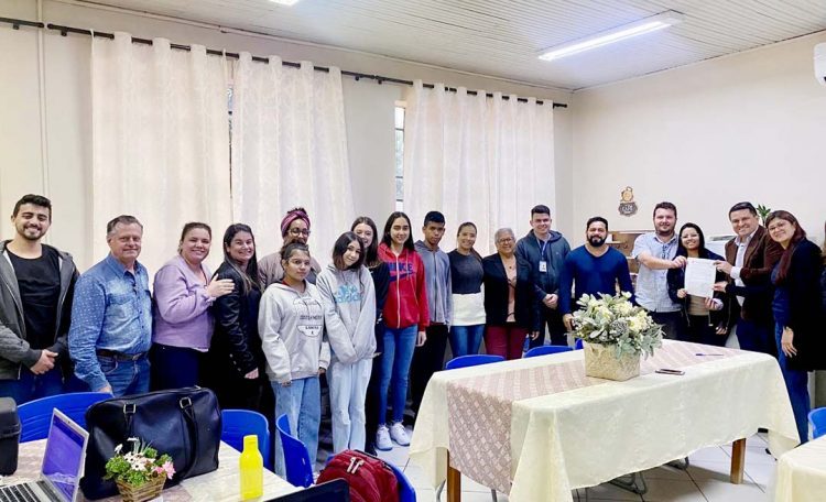 Prefeito participa da entrega da ordem de serviço para início da reforma de Colégio