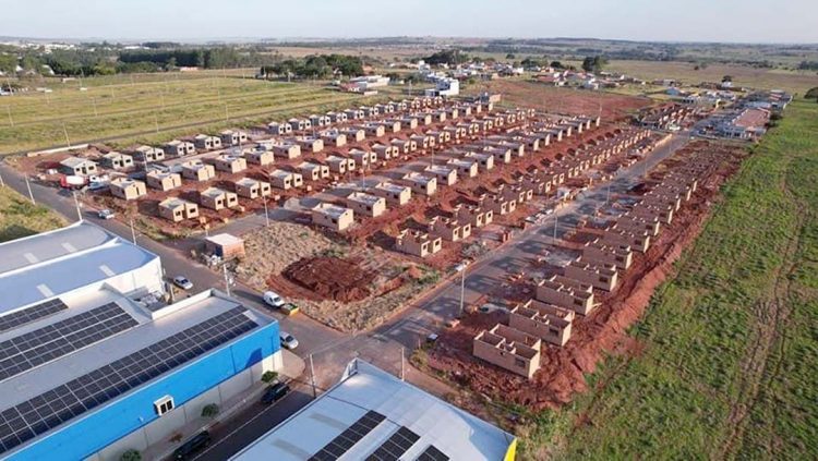 Prefeito acompanha as obras de casas populares no município