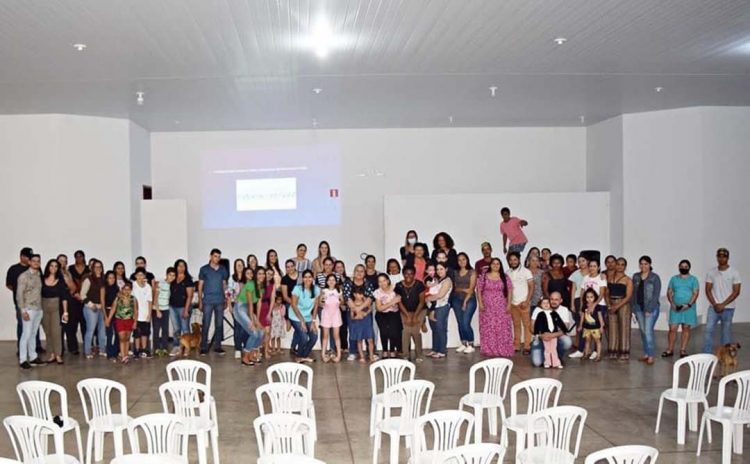 Pais e responsáveis por alunos da rede municipal participam de palestra sobre a importância da Educação