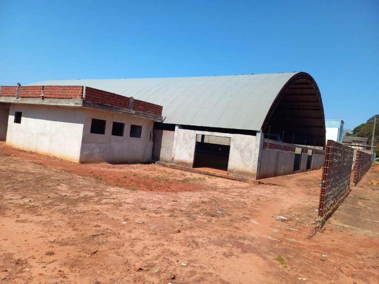 Prefeito Fran Boni anuncia reforma do clube de Ivaína