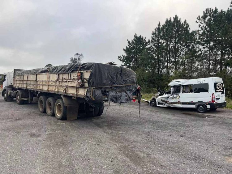 Sete pessoas morrem em colisão entre van com educadores e caminhão no PR