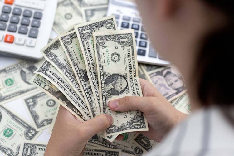 Acompanhe a cotação do dólar nesta segunda-feira