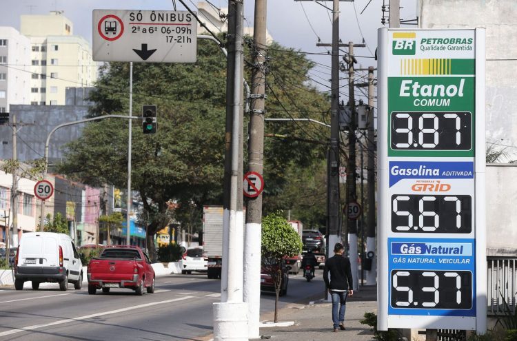 Por que o preço da gasolina cai e o diesel continua caro?