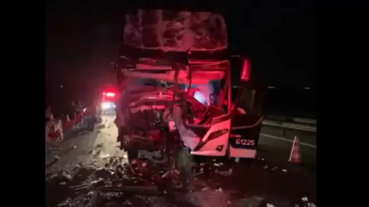 Ônibus com torcedores do Flamengo se envolve em acidente