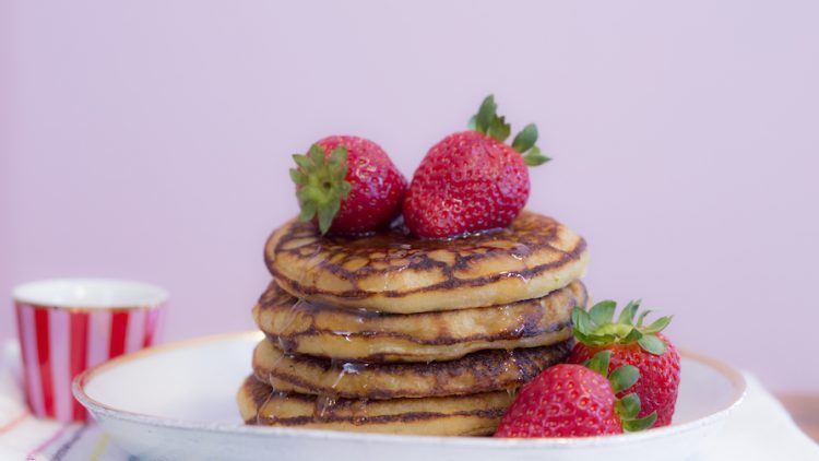 Leve e saborosa: faça uma panqueca de iogurte com mel para o café da tarde