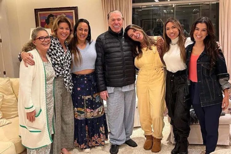Silvio Santos posa de pijama ao lado das seis filhas