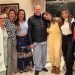 Silvio Santos posa de pijama ao lado das seis filhas
