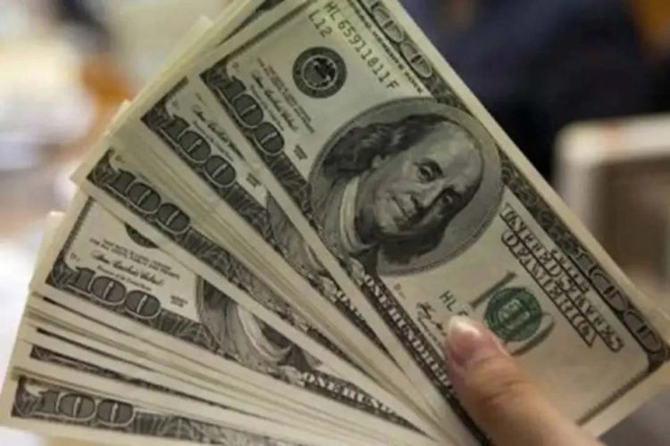 Dólar avança mais de 1% contra real