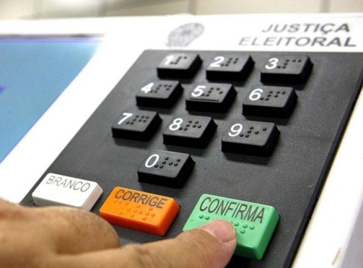 Eleitor que se recusar a deixar celular com mesário será proibido de votar, diz TSE