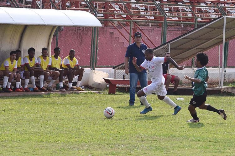 Após resultado negativo, lateral Romário fala  em trabalhar para corrigir os erros apresentados
