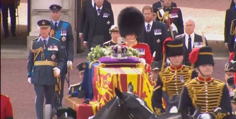 Funeral da rainha Elizabeth 2ª começa com cortejo em Londres