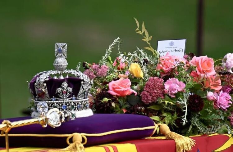 Rei Charles 3º deixa bilhete em caixão de Elizabeth 2ª
