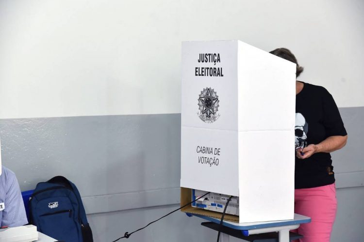 Proibição do telefone celular na hora de votar  não deve interferir na dinâmica da eleição